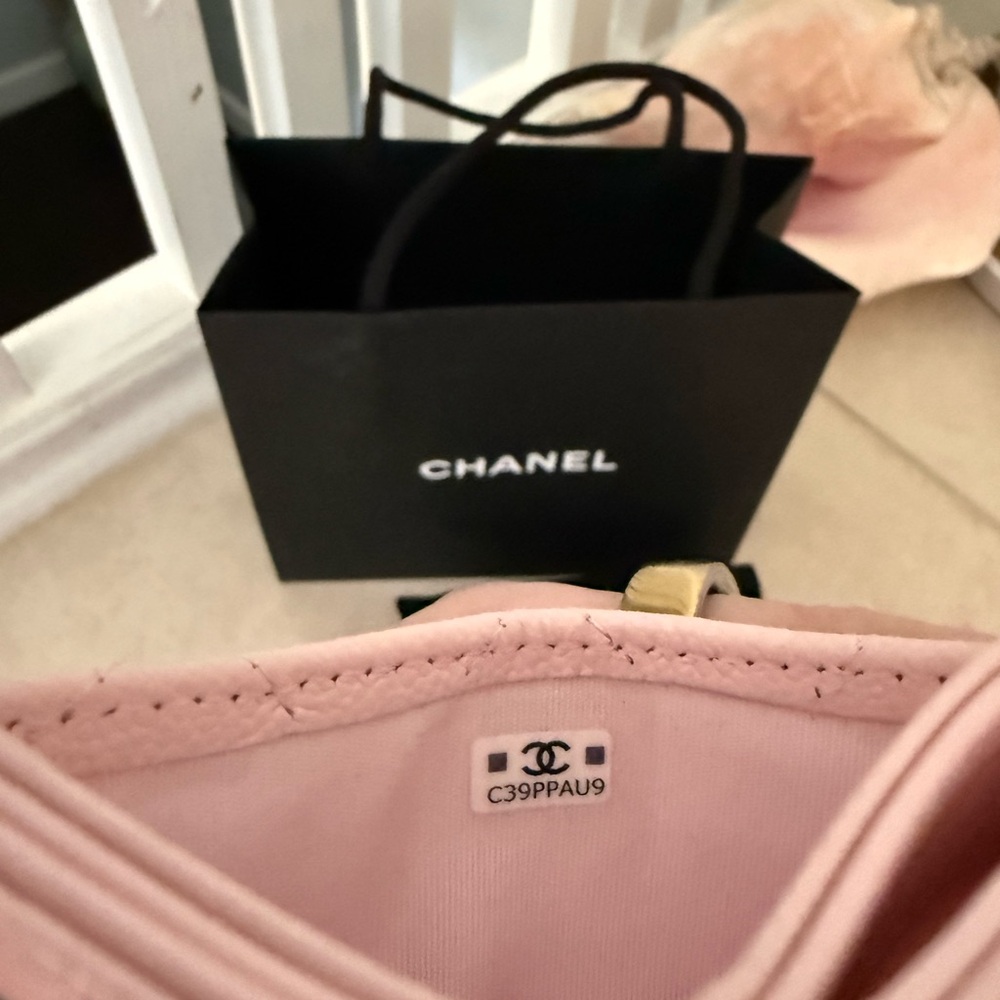 CHANEL Light Pink Quilted Card Holder - Picture 3 of 6